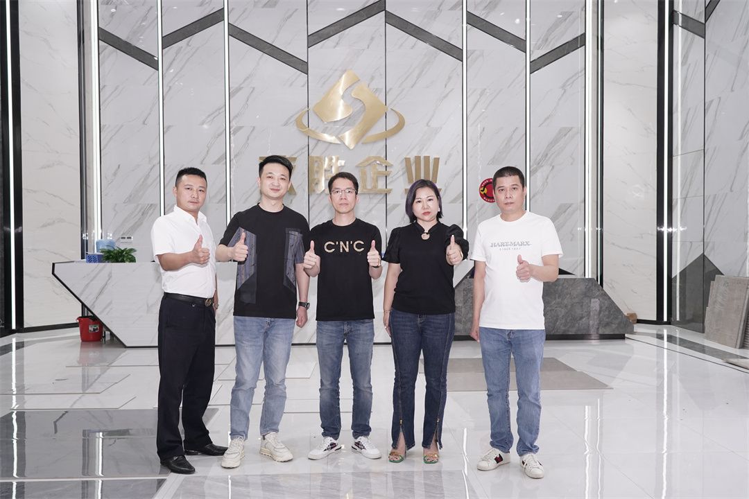 從左到右：億方國際品牌總經理 楊一龍，致勝企業 營銷總經理 栗一鳴，致勝企業董事 林志波，致勝陶瓷品牌總經理 譚莉，衡大陶瓷品牌總經理 羅寶鈿.jpg