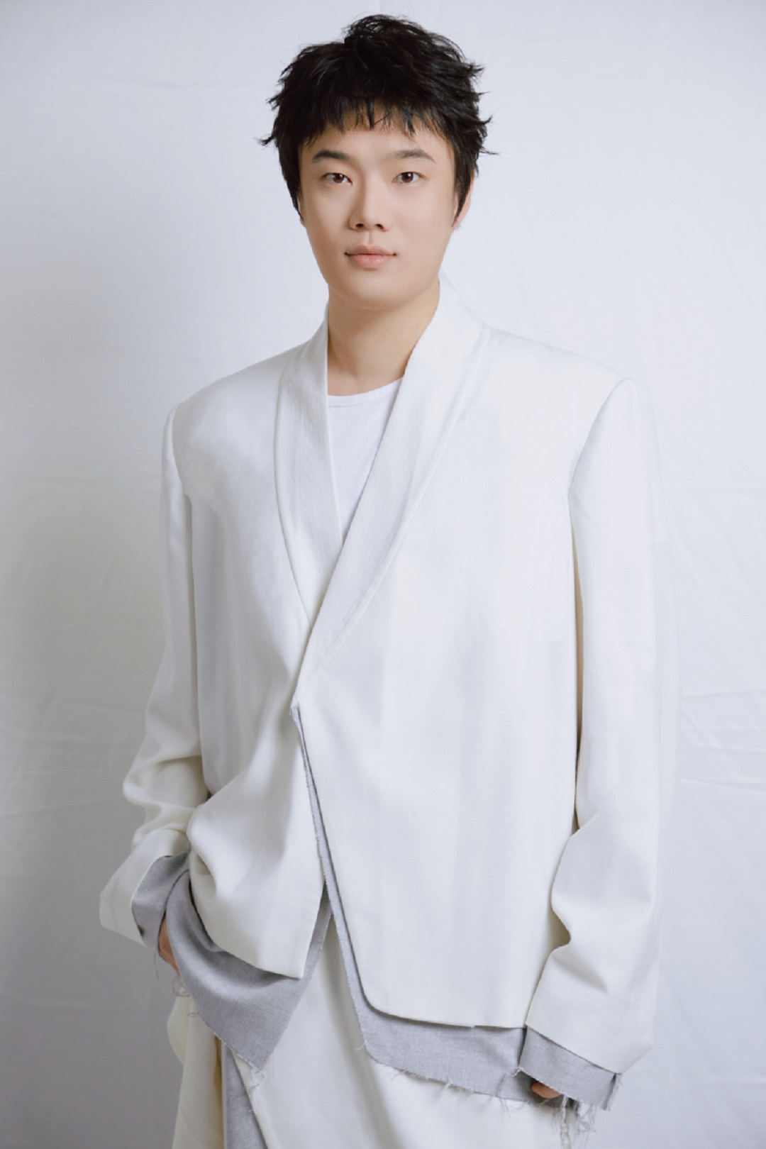 5 0 明星服裝定制設計師，三寸盛京華服品牌創始人張突然.jpg